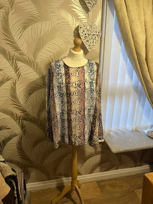 £2 • Buy George Snakeskin Blouse Size 22