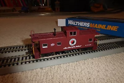 Walthers Mainline International Wide Vision Caboose Northern Pacific #1119 • $21