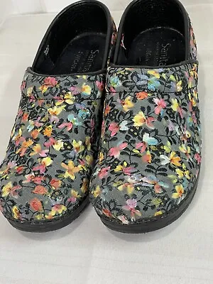 Sanita The Danish Vegan Clog. Gray & Multicolored Embroidered Floral. Size 6 • $19.99