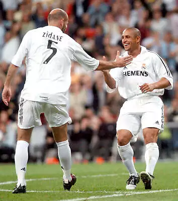 Roberto Carlos And Zidane Hand Greeting On The Court 8x10 Picture Celebrity Prin • $3.98