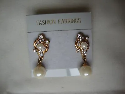 VINTAGE 1980s RETRO MOD FAUX PEARL RHINESTONES GOLD TONE DANGLING STUD EARRINGS • $5.80