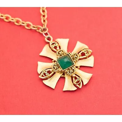 Vintage Celtic Medallion Emerald Green Necklace 24 Inches F12 • $32.99