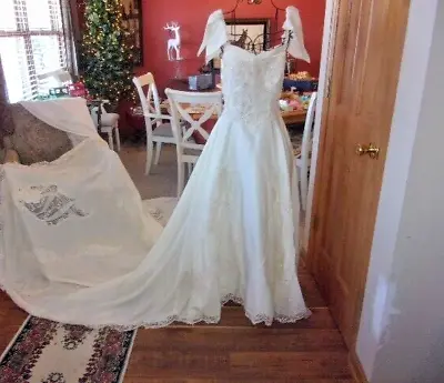 Beautiful Ladies 1970's Wedding Gown ( Gidding Jenny ) • $26.99