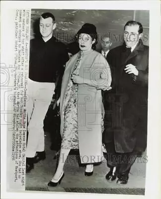 1956 Press Photo Comedienne Martha Raye And Staff Leave Hotel Capitol In NY • $20.88