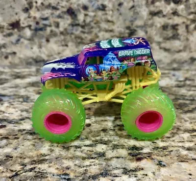 Spin Master Monster Jam Street Treats Grave Digger Truck New 1:64 • $32.95