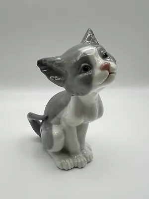 Lladro Feed Me! Gray & White 5.5” Porcelain Kitty Cat Figurine ~ Spain #5113 • $38.40