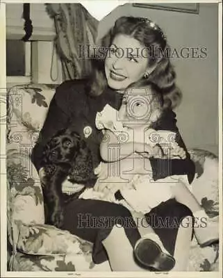 1945 Press Photo Martha Raye Holds Her Daughter Melodye At Detroit - Kfa43155 • $15.88