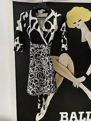 Women’s DVF Diane Von Furstenberg AMELIA Signature Logo Print Wrap Dress Size 0 • $100