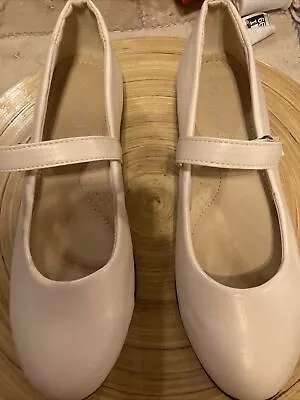 Musshoe Women’s Flats Cream Adjustable Strap 9 • $6.50