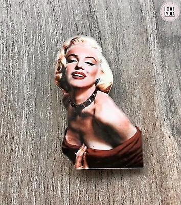£9.99 • Buy NEW Marilyn Monroe Red Dress Glam Collectable Novelty Retro Plastic Brooch Pin