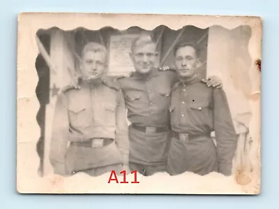 Photo Snapshot Soldiers Groupe Military Three Men Vintage Guys Gay Int • $9.99