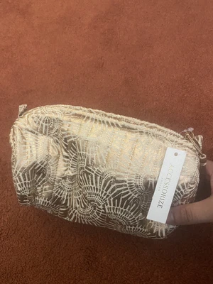£10 • Buy Women’s New Accessorize Rose And Gold Zip Cosmetic Pouch 