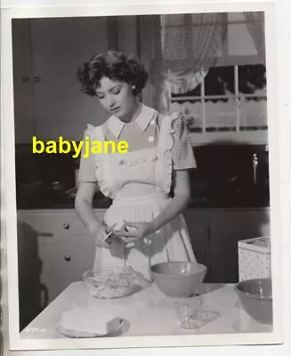 Marsha Hunt Original 8x10 Photo Candid Cooking Apple Cobbler 1942 Mgm Double Wgt • $24.99