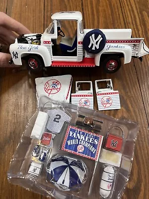Danbury Mint Die Cast Metal 1:24 New York Yankees Pick-up Truck  W/ Accessories • $10.50