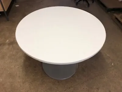 1000 White Circular Meeting Table • £102