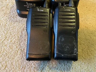 Pair ICOM IC-F22S UHF 440-470MHZ 4 WATT WALKIE TALKIE TWO WAY RADIO Chargers Bag • £70