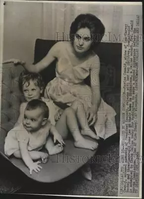 1964 Press Photo Marina Oswald Relaxes With Her Two Children - Nef57353 • $19.99