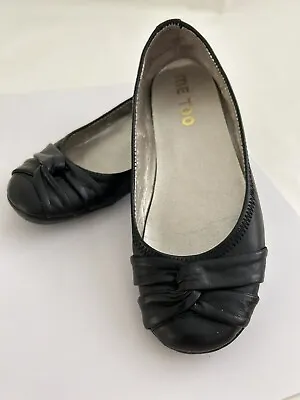 Me Too Black Leather Flats Size 5.5 M Rounded Toe Front   * Inside Flaws See Pic • $9.99
