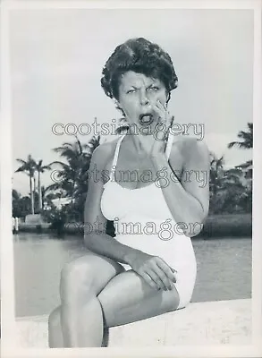 1952 Press Photo Comedienne Martha Raye Wearing Swimsuit 1950s • $15