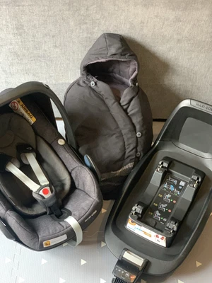 £115 • Buy Maxi Cosi Pebble Pro & FamilyFix 2 Base With Footmuff & Raincover