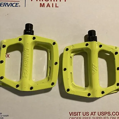 DMR Bikes V8 Platform Pedals 9/16  Concave Aluminum Lemon Lime • $32.45