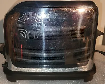 Vintage 1930's Toastmaster Model 1B8 Chrome & Bakelite Circle Design Toaster  • $30