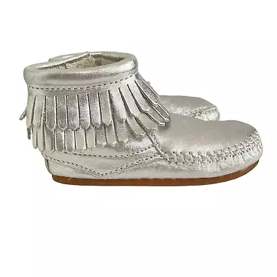 Minnetonka Aria Silver Fringe Moccasin Girls 6 Metallic Ankle Bootie Rubber Sole • £28.38