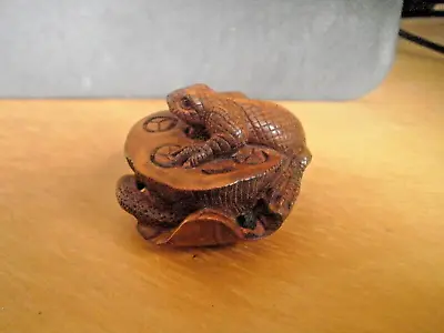 1a.. Hand Carved Wood Netsuke Lizard Climbing On Lotus Plant Collectable Figure • £24.99