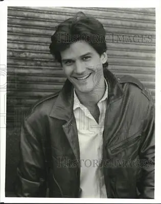 1987 Press Photo D.W. Moffett In  The Oldest Rookie  CBS Series - Pip13143 • $19.99