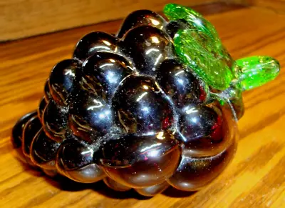 Vtg ART Glass Purple Grapes Large 6  Glossy Fruit Decor Murano-Style Craft  R13 • $8.99