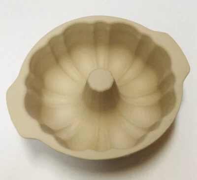 $29.95 • Buy Pampered Chef 1440 Family Heritage Stoneware 10  Fluted Bundt Pan Retired