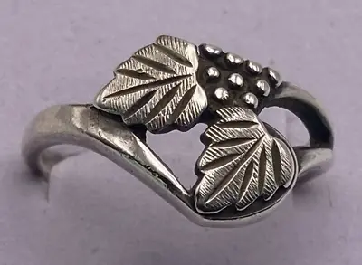 Vintage Wheeler Manufacturing Black Hills Sterling Silver Leaves Ring Size 7 • $24.99