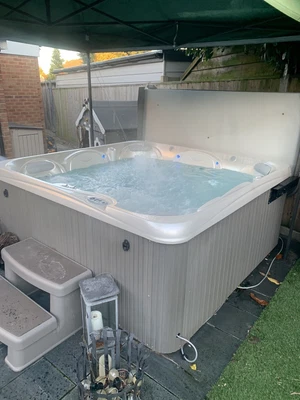 HotSprings Hot Tub - Relay Model - 6 Person - Can Be Seen Running  • £3000