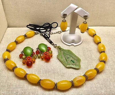 Vintage Bakelite Lucite Jewelry Lot Of 4 Pieces. • $50