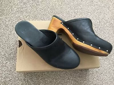 Ugg Size 5.5 Black Clogs • £15