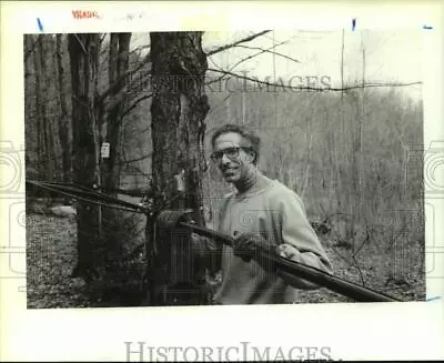 1989 Press Photo Janeric Products Owner Eric Lande By Maple Syrup Hoses • $15.99