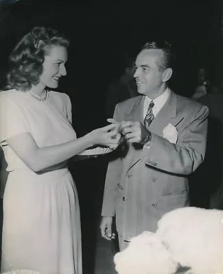 MAUREEN O'HARA Director BRUCE HUMBERSTONE Original CANDID Vintage 1940s Photo • $14.95