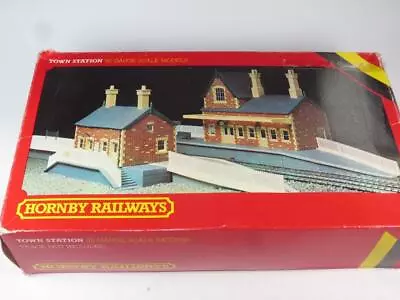 HORNBY OO/HO MODEL RAILWAY KIT Town Station Plus Accessories R.593 • £33.99