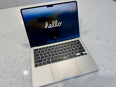 Apple MacBook Air 13.6  (MBA 13.6 STL/8C CPU/10C GPU/24GB/1TB/KB-US/AUS) • $870