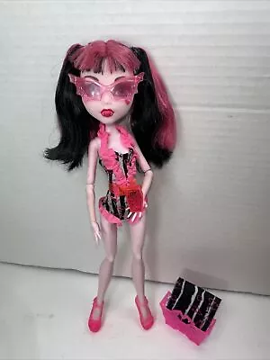 Monster High DRACULAURA Swim Class Doll Sunglasses SPF 500 Pink Towel • $59.99