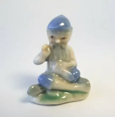 Wade Miniature Whimsies Lucky Leprechaun Ireland Porcelain Figurine Tailor Blue  • $18.08