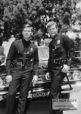 *5X7* PUBLICITY PHOTO  KENT McCORD & MARTIN MILNER IN TV SHOW  ADAM-12  (DA-506) • $7.98