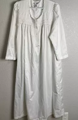 Oscar De La Renta White Long Nightgown Sz Small Lace Neckline Vintage • $13.50