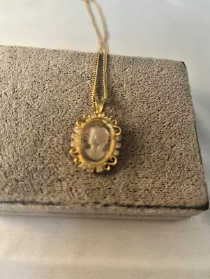Vintage Intaglio Glass Cameo Necklace Gold Tone 1 1/4  By 3/4  • $15.99