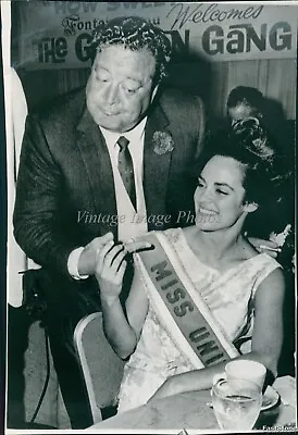 1964 Kiriski Tsopel Miss Universe Greets Jackie Gleason Beauty Pageant Photo 5X7 • $24.99