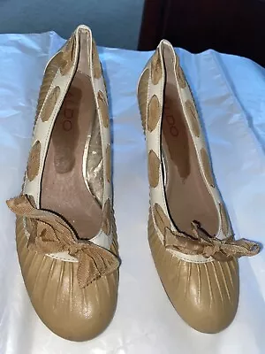 Vintage Aldo Size 39 Womens Tan & Off White Low Heels With Ribbon • $39.99