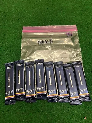 Vandoren Traditional Bb Clarinet Reeds Strength 2.5 Box Of 8 • $22