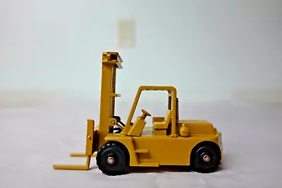 Nzg 124 Caterpillar B25 Fork Lift Truck   1:87 Scale N.i.b. • $20