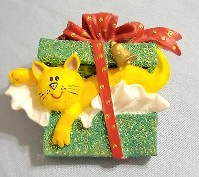 $21.99 • Buy Vintage  Kitty Cat Gift Box Christmas Brooch Pin, Holiday Jewelry, Whimsical 