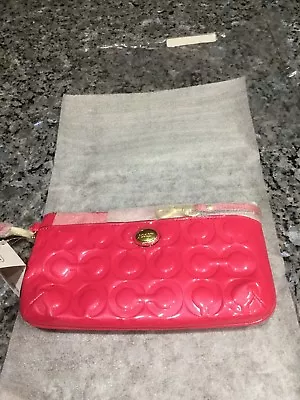 $118 COACH PEYTON OP ART EMBOSSED GO-GO WRISTLET Muti Phone Clutch Wallet F49883 • $201.74